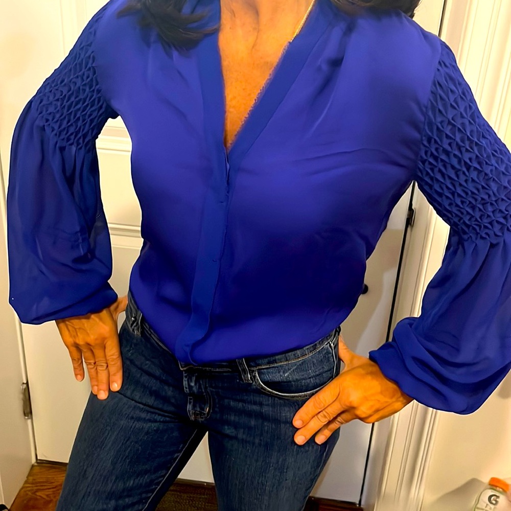 Elie Tahari women’s button down purple blouse w/bell sleeves in xs /small.